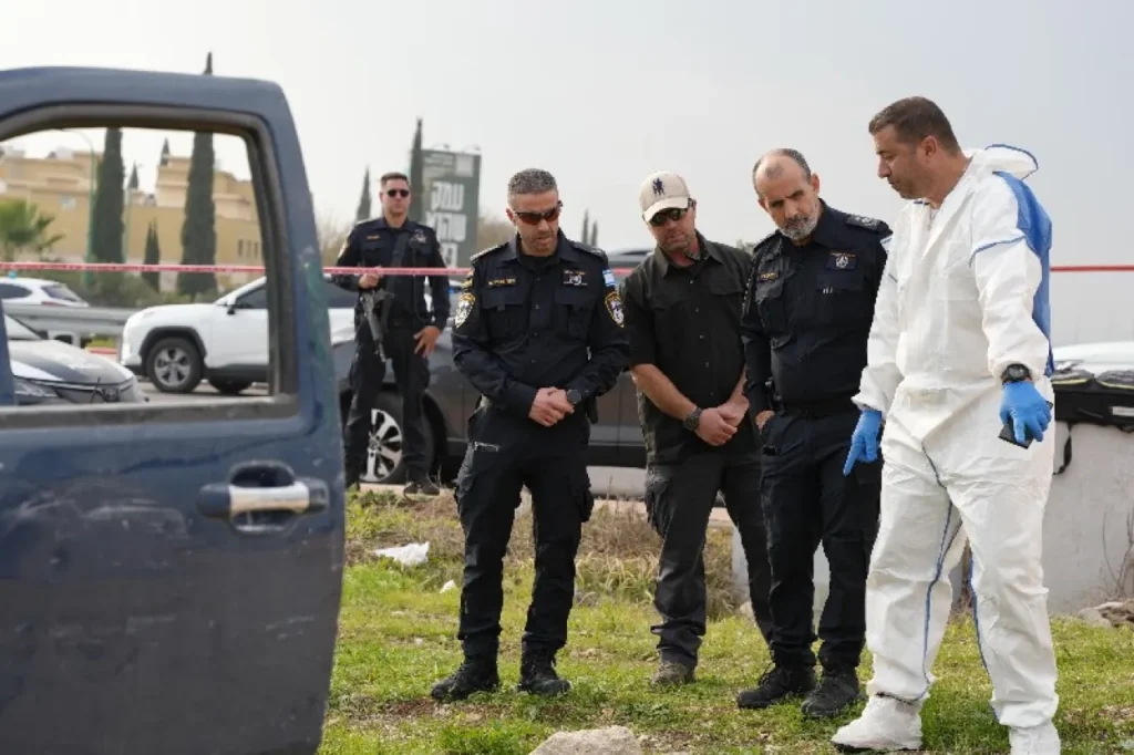 Hombre palestino atropella a hombre y apuñala a otro en Israel