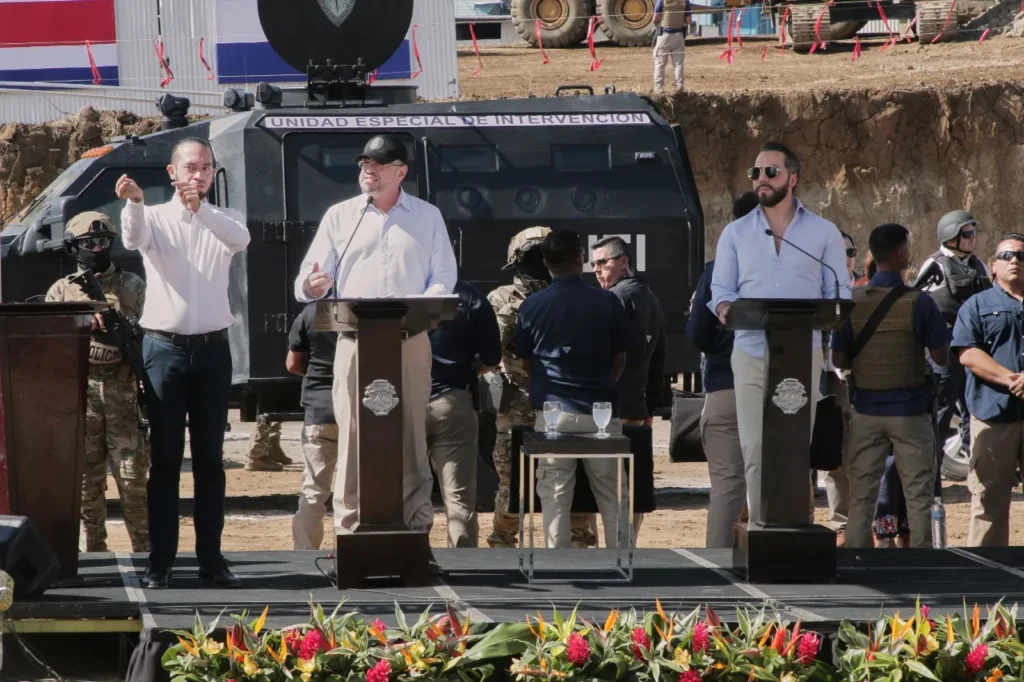 Presidente de Costa Rica lanza proyecto para construir nueva cárcel