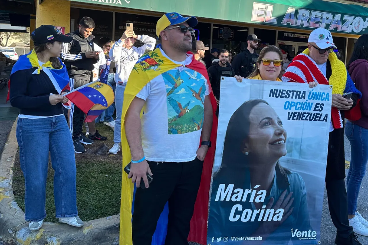 Venezolanos del sur de Florida celebran caída de Nicolás Maduro